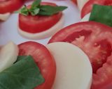 Foto del paso 2 de la receta: Caprese 🇮🇹 tomate, mozzarella, albahaca y AOVE 🇮🇹