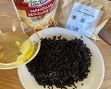 Une image de l'étape 4 de Arancini au riz noir et shakshuka Omie, au cœur de feta et chorizo.