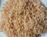 Hình bước làm 1 của món Mì tôm bọc trứng cút