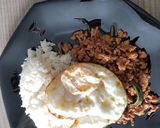 Foto langkah ke 5 dari resep Thai Pork/Chicken Basil (Pad Gaprao) anti gagal.