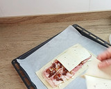 Foto del paso 3 de la receta: Empanada de hojaldre con queso rulo y dátiles