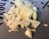 Une image de l'étape 1 de Courgettes en sauce verte, vin blanc et ail des ours.