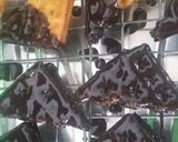 Foto langkah ke 4 dari resep Gabin isi kurma nenas dengan topping coklat.