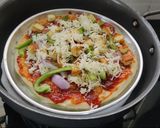 गव्हाच्या पिठाचा वेज पिझ्झा (veg pizza recipe in marathi) रेसिपी स्टेप 11 फोटो 
