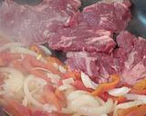 Foto del paso 3 de la receta: Arañita con cebolla y morrón