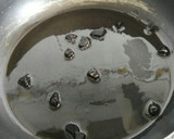 Foto del paso 5 de la receta: Bimi con cherrys y rebozuelos al ajo negro