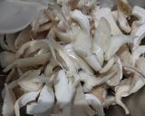 Foto langkah ke 1 dari resep Tumis Jamur Tiram Pedas Daun Jeruk.