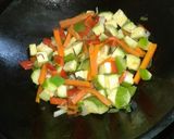 Foto del paso 4 de la receta: Salteado de verduras y pollo al wok