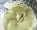 Hình bước làm 1 của món Kem bơ, kem dâu tây