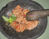 Foto langkah ke 7 dari resep Ikan Asin Tumbuk Sambal Tomat 👍🏻😊.