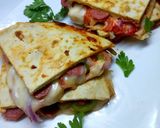 A picture of step 6 of Pizzadilla.