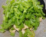 Foto langkah ke 3 dari resep Oseng Pare Ayam.