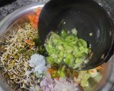 स्प्राऊटेड मूग सॅलड (Sprouted Moong Salad Recipe In Marathi) रेसिपी स्टेप 3 फोटो 