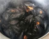 Foto del passaggio 2 della ricetta Spaghetti con le cozze