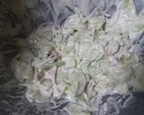 Tejfölös lilahagymás uborkasaláta recept fázis 4 fotója