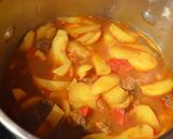 Une image de l'étape 4 de Goulash à la hongroise.