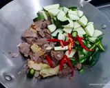 Foto langkah ke 2 dari resep Tumis Zuchini Daging Sapi.