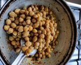 A picture of step 3 of Dry chana masala.