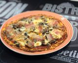 Foto del paso 10 de la receta: Pizza de masa de coliflor con bacon y champiñones