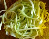 Foto del paso 3 de la receta: Tallarines se zapallitos con verduras salteadas