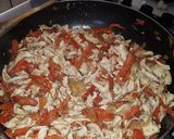 Foto del passaggio 2 della ricetta Straccetti di pollo ai peperoni e mollica