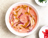 Foto del paso 2 de la receta: Ceviche de lubina, tomate y albahaca