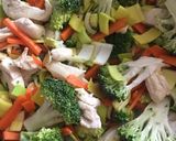 Foto del paso 3 de la receta: Tallarines con pechuga de pollo y verduras a la wok
