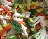 Foto del paso 3 de la receta: Tallarines con pechuga de pollo y verduras a la wok