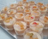 Foto langkah ke 3 dari resep Mango silky puding with fruit cocktail.