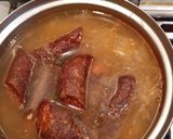 Habart savanyú káposzta kölessel házi füstölt kolbásszal (lepirított lisztes habarással) recept fázis 2 fotója