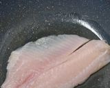 Foto del paso 6 de la receta: Pescado con salsa de mango chipotle y espinacas