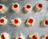 Foto langkah ke 4 dari resep Strawberyy Thumprint Cookies.