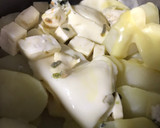 Foto del paso 2 de la receta: Papas con cinco quesos