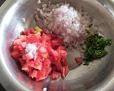A picture of step 1 of Onion-Tomato Salad.