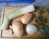 Foto del paso 1 de la receta: Sopa de poro y papa 👌🍵