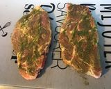Une image de l'étape 2 de Côtes de porc marinées ail persil à la plancha.