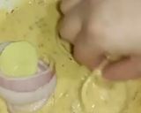 A picture of step 4 of Ring piyaz pakora.