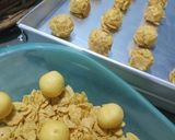 Foto langkah ke 3 dari resep Cornflake cookies crunchy buttery.