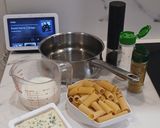 Foto del paso 1 de la receta Menú Completo: Pasta al Queso Azul en Microondas, Secreto Ibérico al Limón y Peras plancha en miel