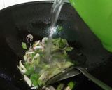 Foto langkah ke 3 dari resep Sayur bening wortel, labu siam, kentang dan telur.
