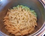 Foto del paso 4 de la receta: Penne rigate con tomate a la albahaca, parmesano y aceitunas