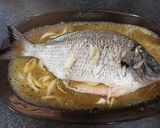 Foto del paso 3 de la receta: Pescado al horno con patatas y cebolla 🐟 🥔 🧅