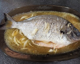 Foto del paso 3 de la receta: Pescado al horno con patatas y cebolla 🐟 🥔 🧅