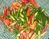 Foto langkah ke 2 dari resep Tumis ikan asin cabe ijo.