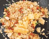 รูปขั้นตอนการทำที่ 8 ของ ข้าวผัดสับปะรดไก่กุนเชียง