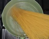 Foto langkah ke 2 dari resep Creamy Roasted Chicken Pesto Pasta.