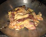 Hình bước làm 2 của món Gà rang gừng