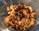 Une image de l'étape 6 de Salade de fruits du jardin au melon et raisins.