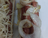 Foto del paso 4 de la receta: Perritos calientes con cebolla y queso
