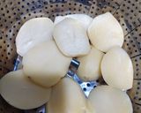 A picture of step 1 of Potato spring onion papad roll.